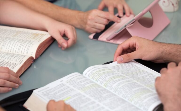 Versículos para edificar a família: Orientações bíblicas para fortalecer os laços familiares